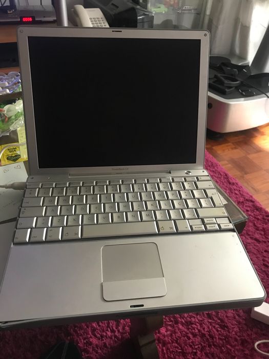 Portátil Apple PowerBook G4 com pequeno problema