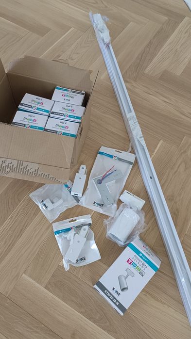 Listwa oświetleniowa i halogeny oraz złączki