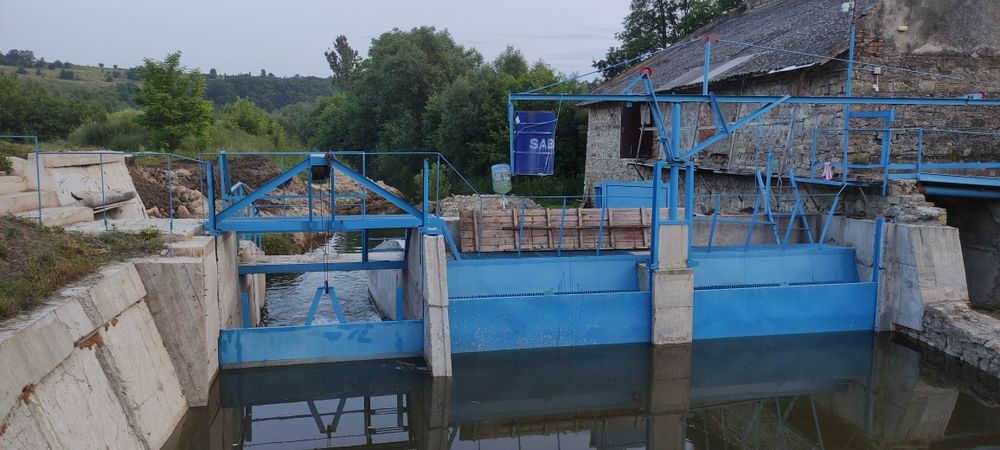 Водяний млин з гідроспорудами, незавершена гідроелектростанція