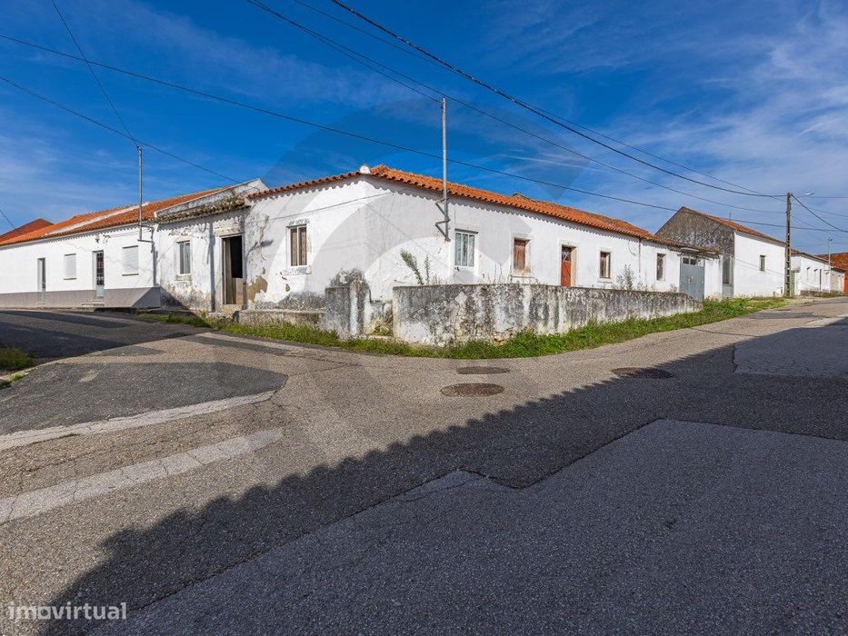 Moradia para recuperar na Povoa de Santarém