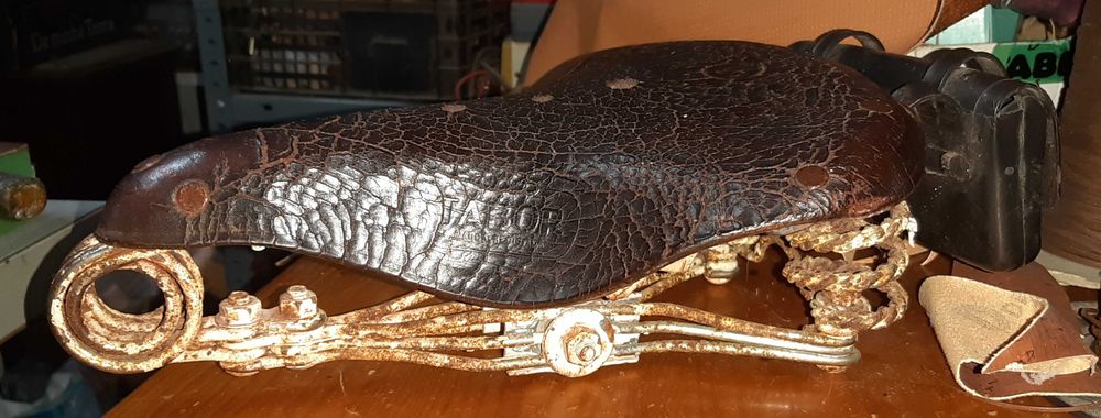 Selim marca Tabor em couro velho com mala de ferramenta