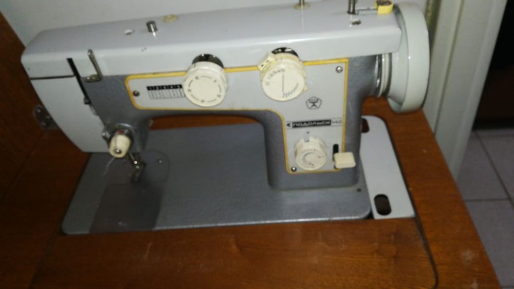 Продам швейную мвшинку  Подольск/Чайка с эл.  Приводом