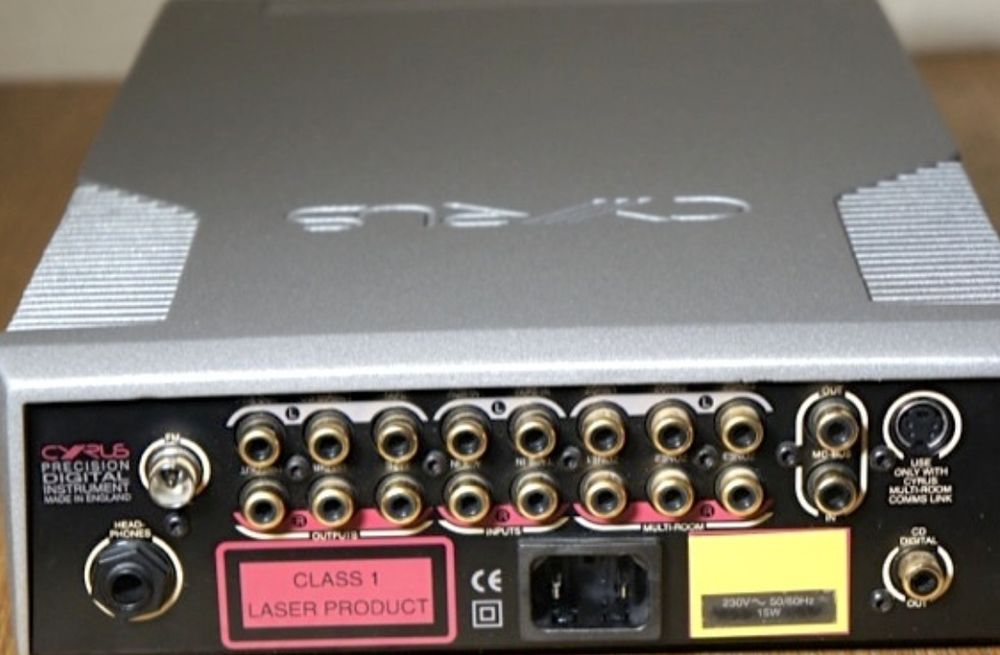 Cyrus Quattro – Leitor de CDs e Pré-Amplificador. Precisa de novo laser no CD.