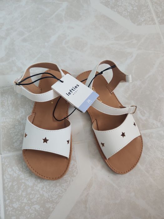 Sandálias novas menina