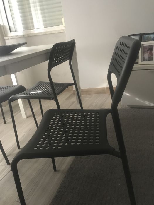 Mesa de sala com 4 cadeiras praticamente nova