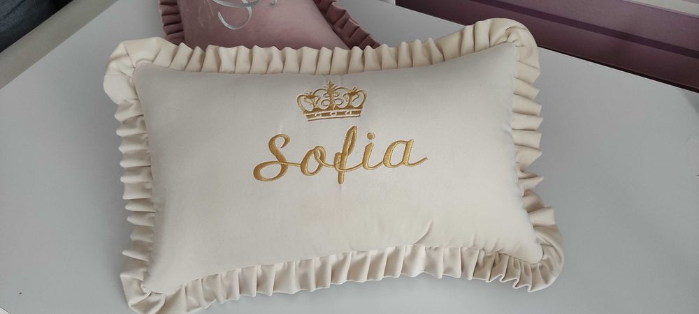 Poduszka personalizacja imię inicjał falbanka Velvet