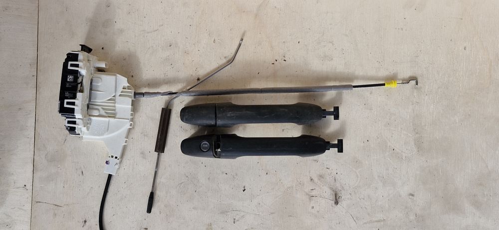 Fechadura porta Drt. Mercedes Sprinter (W907,  910). 2018/2025