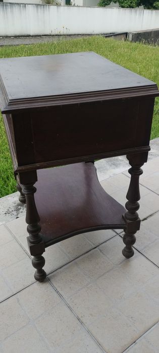 Mesinha de cabeceira com design do estilo manuelino