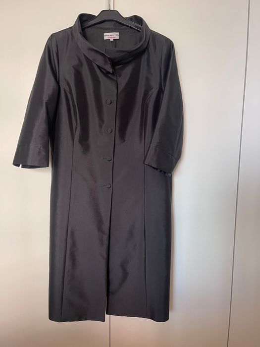 Conjunto de casaco, vestido e fascinator