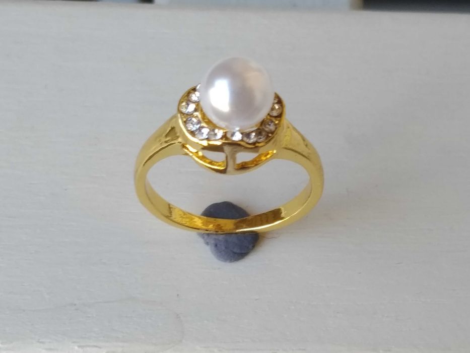 (NOVO, PORTES GRÁTIS) Anel Dourado com Zircónias Brancas e uma Pérola
