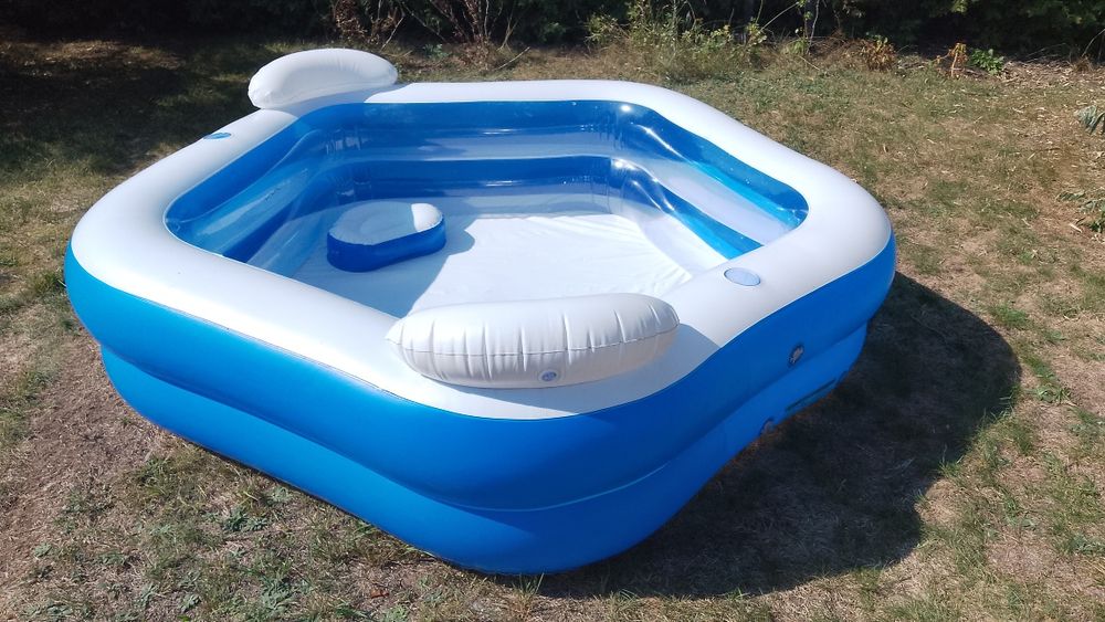 Mały basen z oparciami