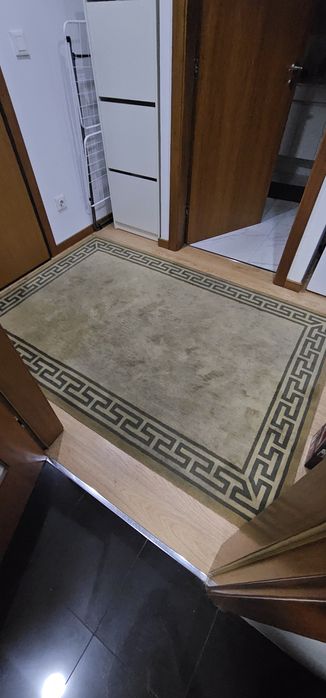 Tapete castanho em bom estado