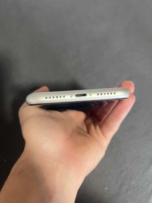 iPhone 11 White 64GB – Battery at 71% – Used with Original Box64737765843329124