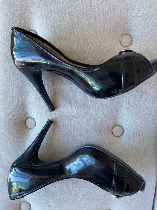 Sapatos peep toe pretos verniz