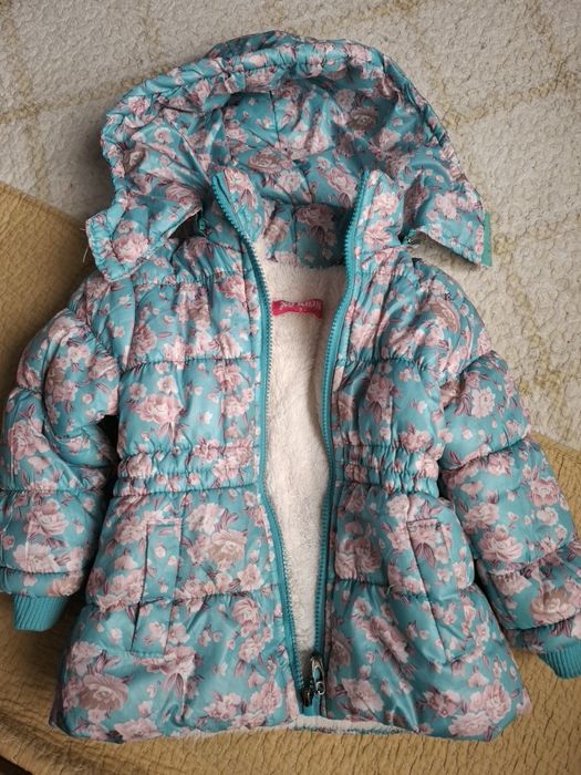 Зимова тепла куртка,всередині утеплена в хорошому стані , дівчинці
