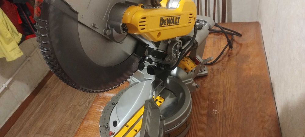 торцовка DeWalt DWS709  з протяжкою США