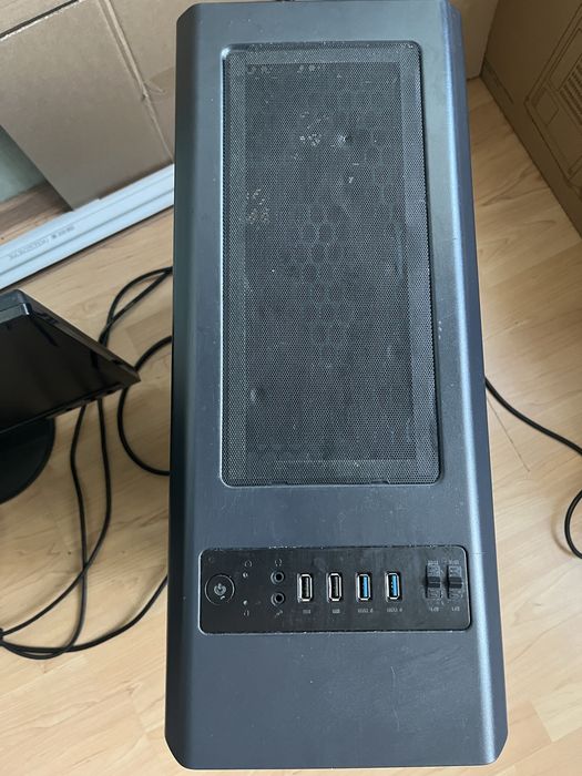 Komputer stacjonarny z monitorem