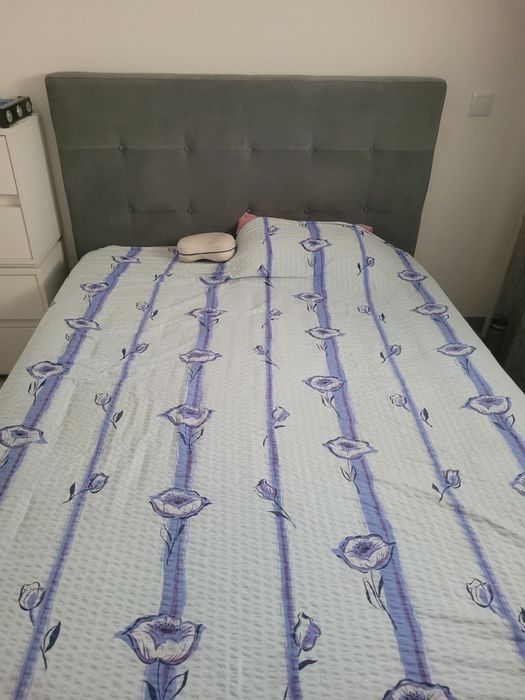 Cama de casal em bom estado