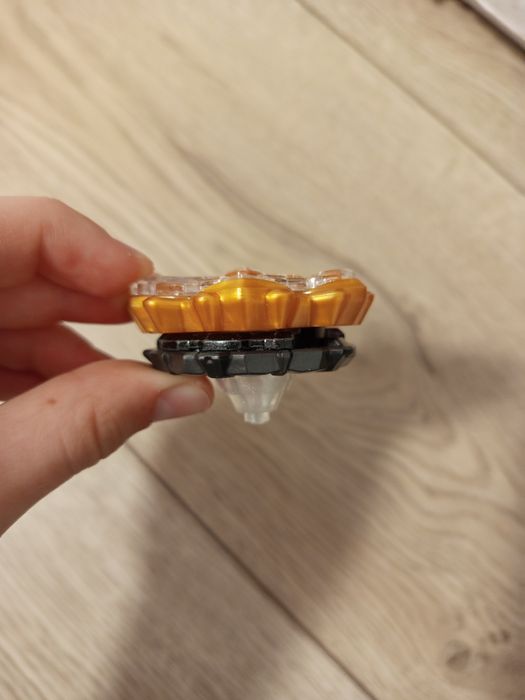 Бейблейд,Деталі та Бейблейди оригінальні , в чудовому стані.ОПИС!!