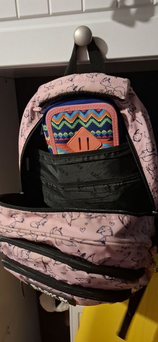 Sprzedam plecak z piórnikiem jako prezent.