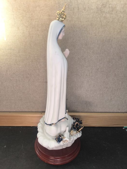 Imagem de Nossa Senhora de Fátima em porcelana 
​A base representa a apa