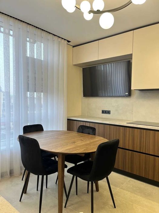 Перша здача! Простора 2-кімнатна квартира біля міського озера