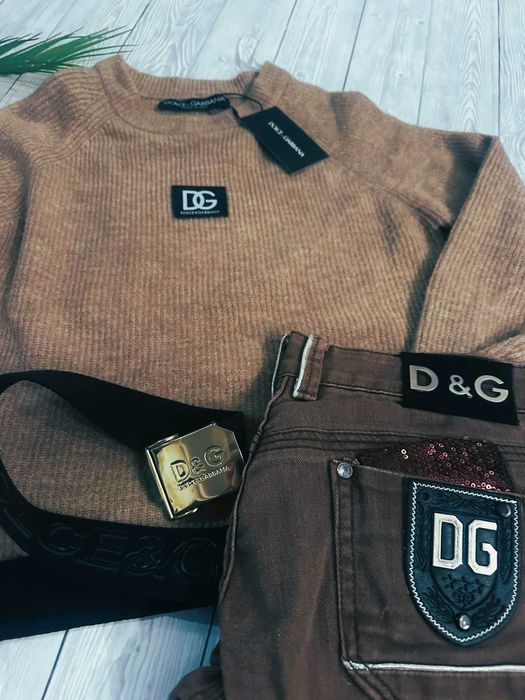 изумительный мягкий молодежный кофейный  свитер  Dolce&Gabbana