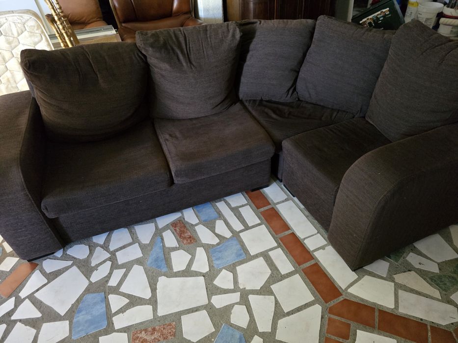 sofá de canto castanho