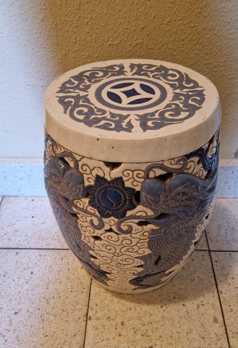 Oryginalny PUF ceramiczny orientalny wzorem smoków niebiesko biały