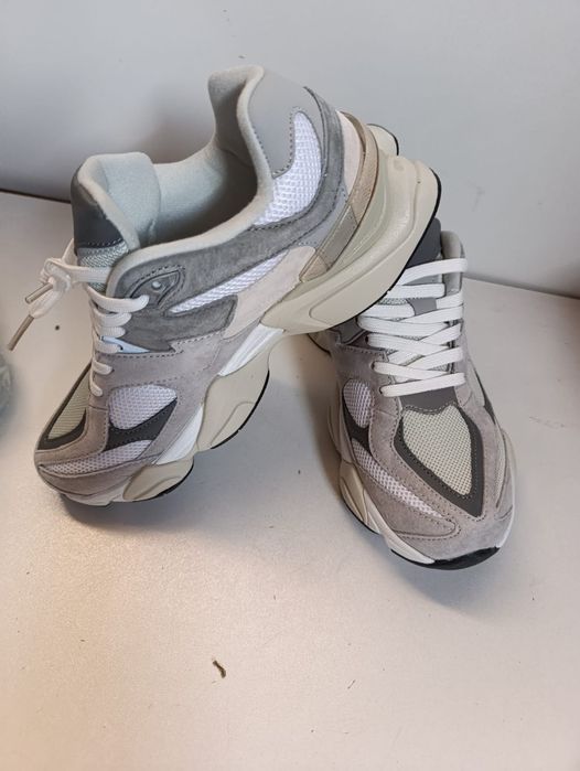 Buty sportowe odcienie szarości