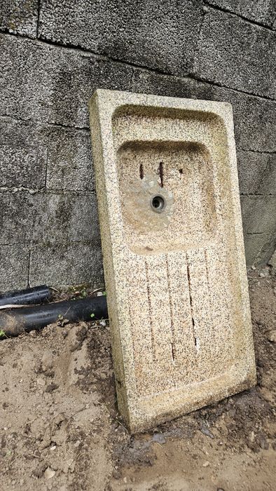 Pia de marmorite  antiga