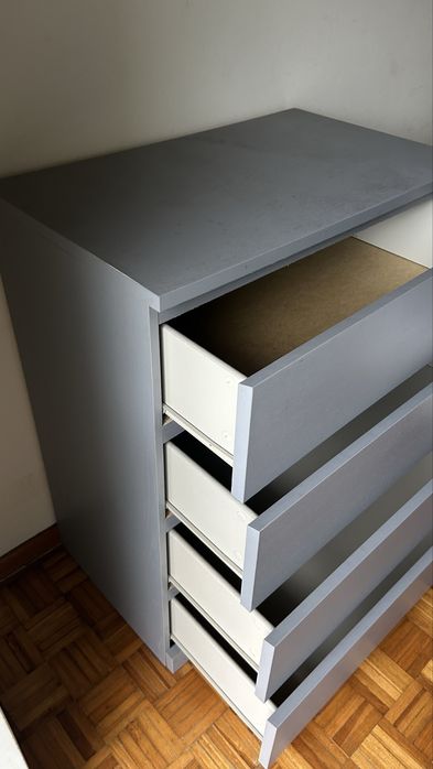 Cómoda cinza c/ 4 gavetas