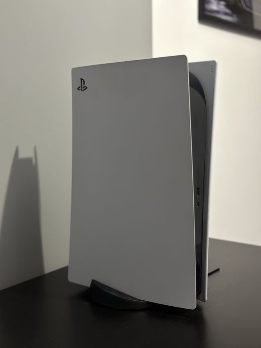 Konsola PlayStation 5 i 2 pady