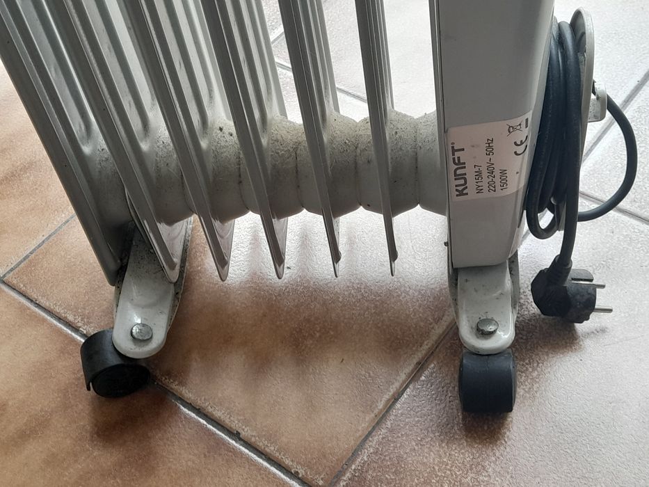 Aquecedor a óleo com 6 elementos a funcionar lindamente marca Kunft