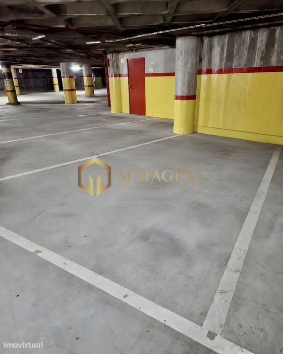 Lugar de Garagem à Venda no Edifício Mota Galiza no Porto