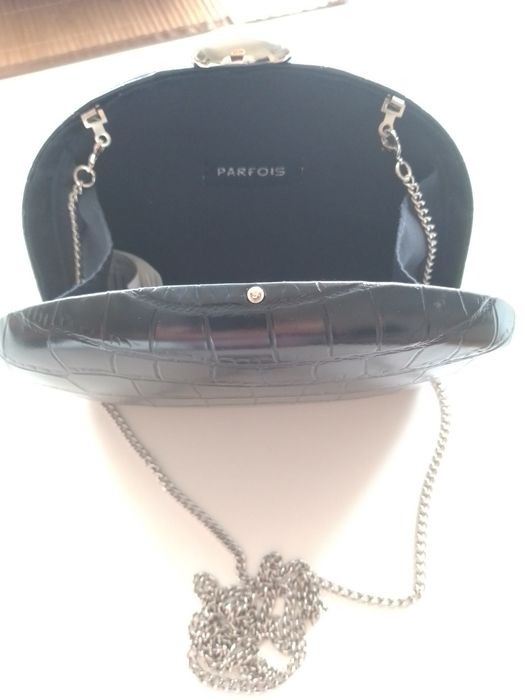 Clutch Azul marca Parfois com corrente e fecho prateado