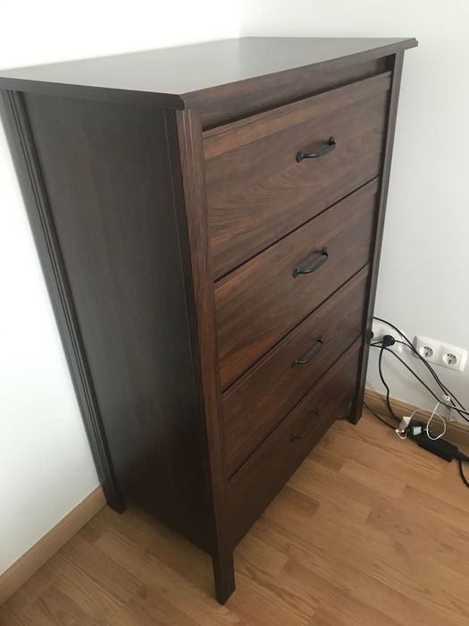 Cómoda castanha Ikea