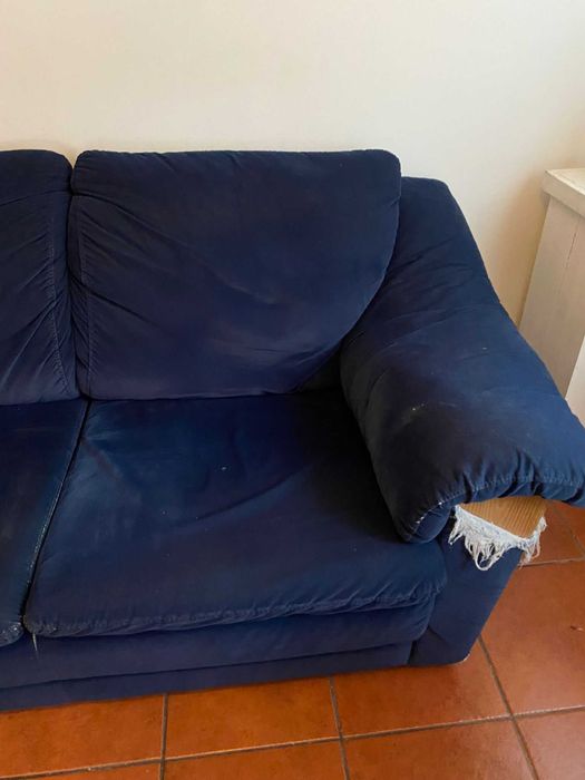 Sofá confortável apenas com arranhões nas laterais. 50€.