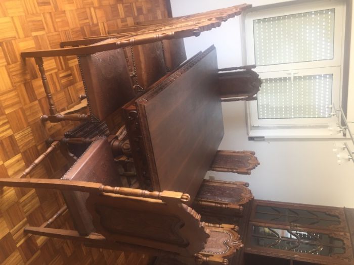 armário / móvel / mesa / cadeiras / antigo (sala jantar antiga)
