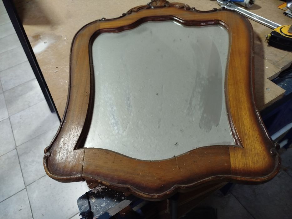 Espelho de madeira clássico