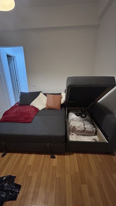 Sofá em L cinzento escuro – confortável e em bom estado