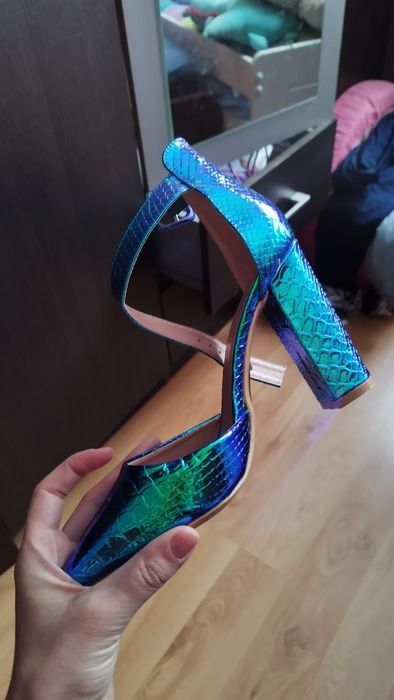 Buty na słupku syrenka