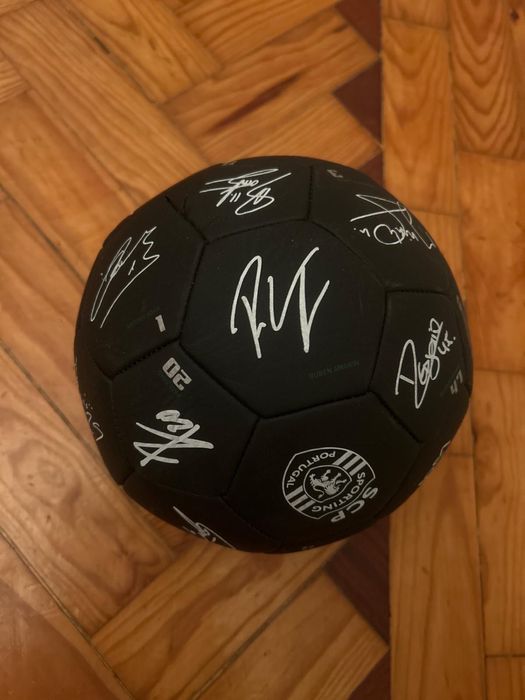 Bola assinada pelo elenco dos sporting 24/25