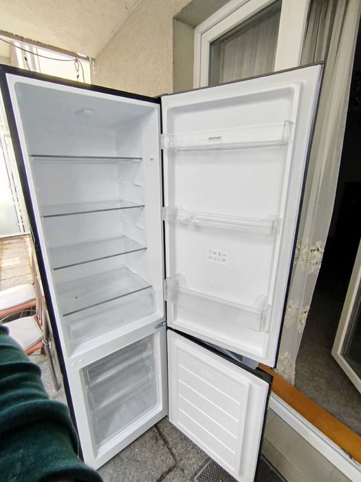 Sprzedaję lodówkę.