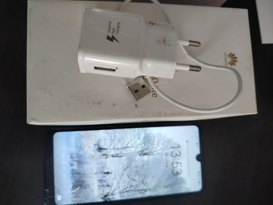 Telefon komórkowy Huawei P30 lite w bdb stanie ładowarka i kabel