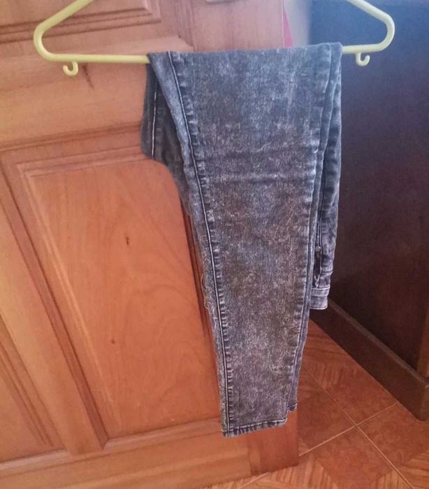 Calças cinzentas da Denim