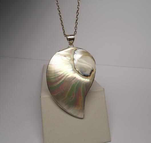 Srebrna zawieszka liść masa perłowa.