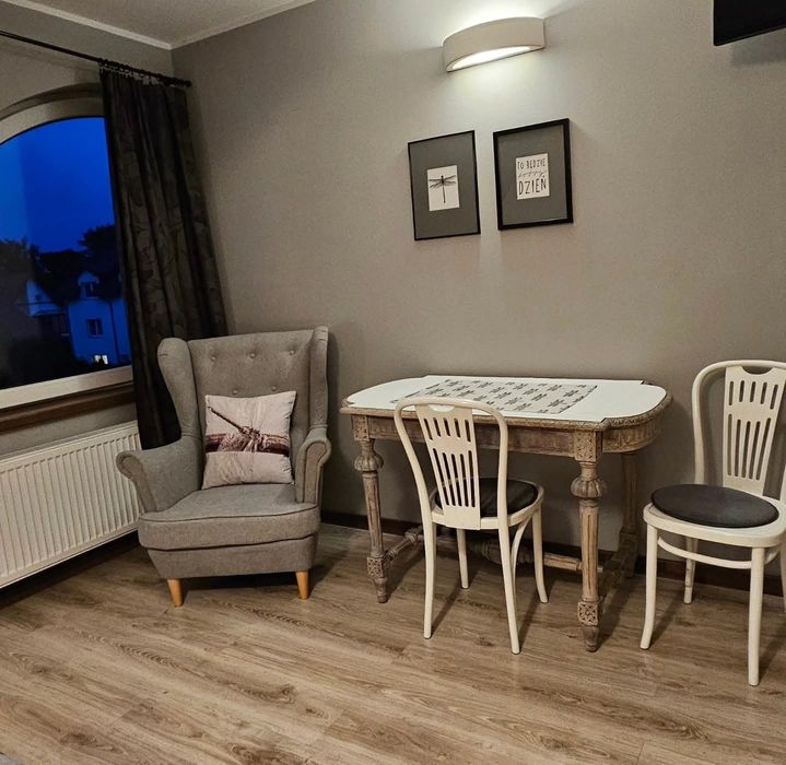Pokój trzyosobowy z łazienką i aneksem kuchennym