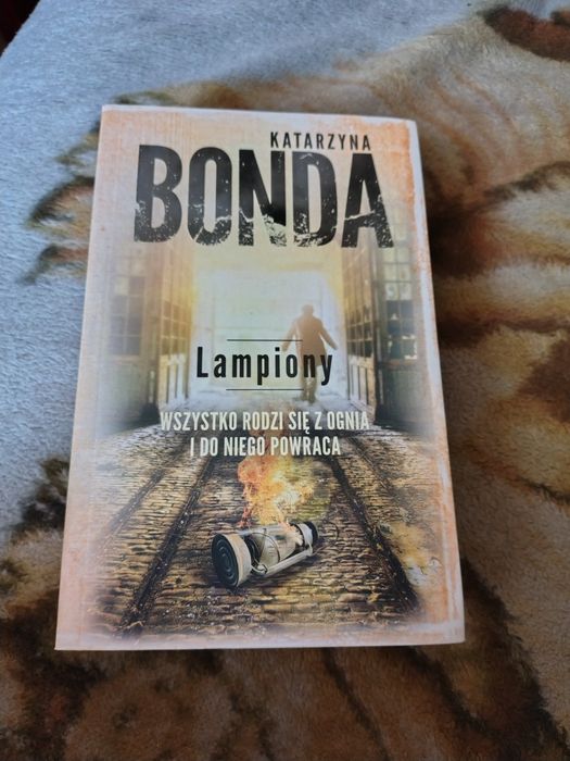 Katarzyna Bonda "Lampiony "