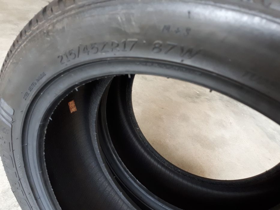 Dois pneus novos 215/45R17 87W Goodride